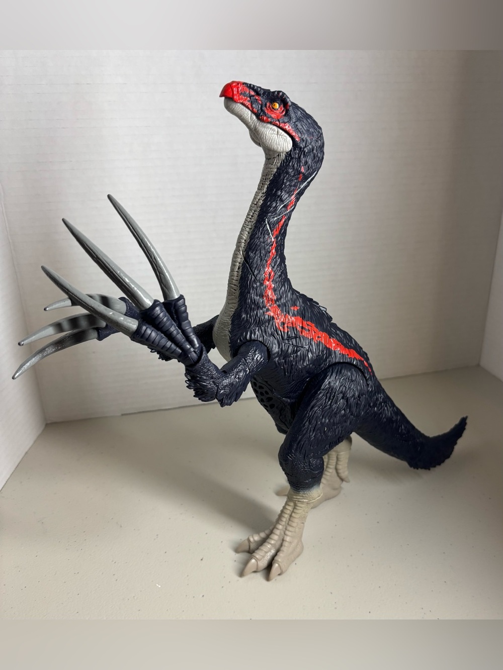 Jurassic World Chaos Theory Slash N Roar Therizinosaurus Dinosaur Action Figure